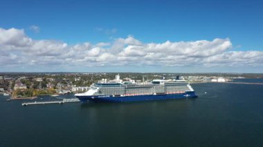 Kanada 'nın Prens Edward Adası' ndaki bir sahil şehri ve limanın havadan görüntüsü. Yüksek kalite fotoğraf