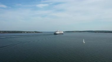 Kanada 'nın Prens Edward Adası' nda okyanusta hareket eden yolcu gemisinin hava görüntüsü. Yüksek kalite 4k görüntü