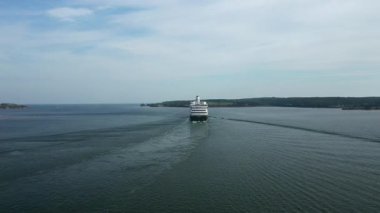 Kanada 'nın Prens Edward Adası' nda okyanusta hareket eden yolcu gemisinin hava görüntüsü. Yüksek kalite 4k görüntü