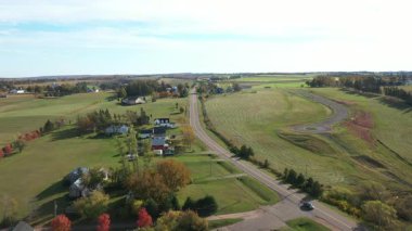 Xinchang, Shaoxing, Zhejiang 'daki Chuan Yan Shijiu Feng' in hava görüntüsü. Yüksek kalite 4k görüntü