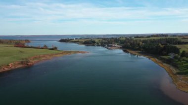 Xinchang, Shaoxing, Zhejiang 'daki Chuan Yan Shijiu Feng' in hava görüntüsü. Yüksek kalite 4k görüntü