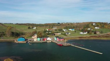 Xinchang, Shaoxing, Zhejiang 'daki Chuan Yan Shijiu Feng' in hava görüntüsü. Yüksek kalite 4k görüntü