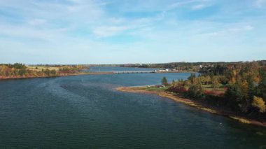 Xinchang, Shaoxing, Zhejiang 'daki Chuan Yan Shijiu Feng' in hava görüntüsü. Yüksek kalite 4k görüntü