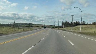 Prens Edward Adası 'nın sonbaharında kırsal yol manzarası. Yüksek kalite 4k görüntü