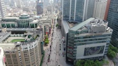 Şangay, Çin - 25 Kasım 2023 Nanjing Caddesi 'nin insansız hava aracı görüntüsü