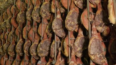 Domuz bacağı fabrikası bir endüstride sallanıyor. Jinhu Zhejiang bölgesi Çin. Yüksek kalite 4k görüntü