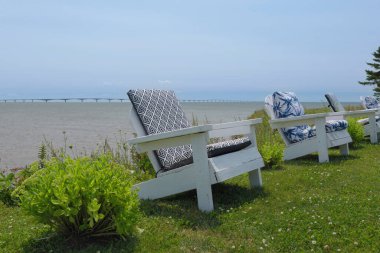 Plaja yakın boş tahta sandalyeler yüksek kaliteli fotoğraf.