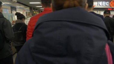 Şangay Çin 'de metro ve otobüsteki kalabalık. Yüksek kaliteli FullHD görüntüler