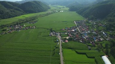 Çin 'in kuzeydoğusundaki dağların ve tarlaların havadan görüntüsü. Liaoning Eyaleti Yüksek Kaliteli 4k görüntü