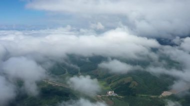 Sabah sisiyle çevrili dağların havadan görünüşü. Kuzeydoğu Çin Yüksek kalite fotoğraf