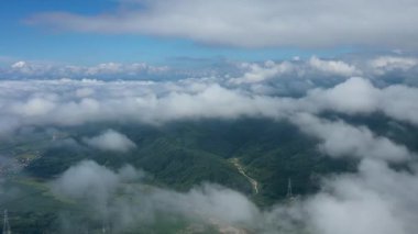 Sabah sisiyle çevrili dağların havadan görünüşü. Kuzeydoğu Çin Yüksek kalite fotoğraf