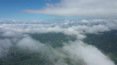 Sabah sisiyle çevrili dağların havadan görünüşü. Kuzeydoğu Çin Yüksek kalite fotoğraf