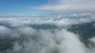 Sabah sisiyle çevrili dağların havadan görünüşü. Kuzeydoğu Çin Yüksek kalite fotoğraf