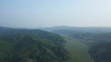 Çin 'in kuzeydoğusundaki dağların ve tarlaların havadan görüntüsü. Liaoning Eyaleti Yüksek Kaliteli 4k görüntü
