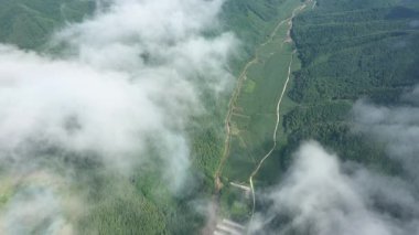 Sabah sisiyle çevrili dağların havadan görünüşü. Kuzeydoğu Çin Yüksek kalite fotoğraf