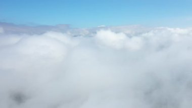 Sabah sisiyle çevrili dağların havadan görünüşü. Kuzeydoğu Çin Yüksek kalite fotoğraf