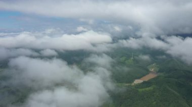 Sabah sisiyle çevrili dağların havadan görünüşü. Kuzeydoğu Çin Yüksek kalite fotoğraf