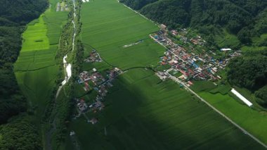 Çin 'in kuzeydoğusundaki dağların ve tarlaların havadan görüntüsü. Liaoning Eyaleti Yüksek Kaliteli 4k görüntü