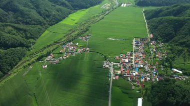 Çin 'in kuzeydoğusundaki dağların ve tarlaların havadan görüntüsü. Liaoning Eyaleti Yüksek Kaliteli 4k görüntü