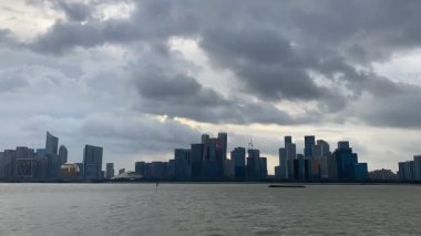 Hangzhou Çin 'de fırtınalı şehir siluetinin zaman aşımı. Yüksek kaliteli FullHD görüntüler