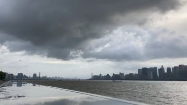 Hangzhou Çin 'de fırtınalı şehir siluetinin zaman aşımı. Yüksek kaliteli FullHD görüntüler