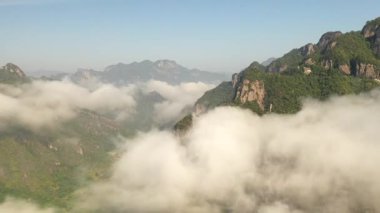 Wenzhou, Zhejiang, Çin 'deki Nanxi Nehri turistik bölgesinde yüksek dağların ve sabah sisinin havadan görünüşü. Yüksek kalite 4k görüntü