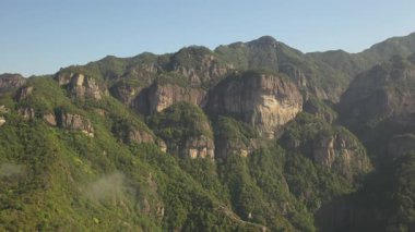 Wenzhou, Zhejiang, Çin 'deki Nanxi Nehri turistik bölgesinde yüksek dağların ve sabah sisinin havadan görünüşü. Yüksek kalite 4k görüntü