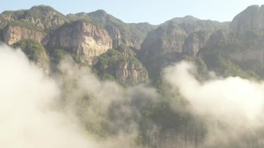 Wenzhou, Zhejiang, Çin 'deki Nanxi Nehri turistik bölgesinde yüksek dağların ve sabah sisinin havadan görünüşü. Yüksek kalite 4k görüntü