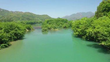Wenzhou, Zhejiang, Çin 'deki Nanxi Nehri turistik bölgesindeki yüksek dağların ve nehrin havadan görüntüsü. Yüksek kalite 4k görüntü