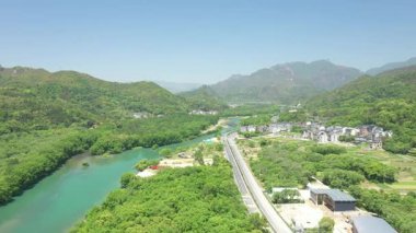 Wenzhou, Zhejiang, Çin 'deki Nanxi Nehri turistik bölgesindeki yüksek dağların ve nehrin havadan görüntüsü. Yüksek kalite 4k görüntü