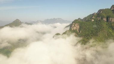 Wenzhou, Zhejiang, Çin 'deki Nanxi Nehri turistik bölgesinde yüksek dağların ve sabah sisinin havadan görünüşü. Yüksek kalite 4k görüntü