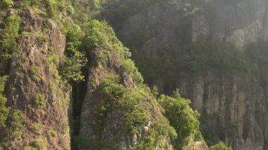 Wenzhou, Zhejiang, Çin 'deki Nanxi Nehri turistik bölgesinde yüksek dağların ve sabah sisinin havadan görünüşü. Yüksek kalite 4k görüntü