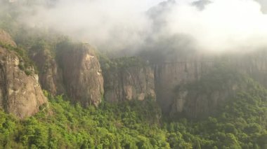 Wenzhou, Zhejiang, Çin 'deki Nanxi Nehri turistik bölgesinde yüksek dağların ve sabah sisinin havadan görünüşü. Yüksek kalite 4k görüntü