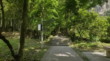 Nanxi Nehri 'nin Wenzhou, Zhejiang, Çin' deki turistik bölgesinde yürürken doğal manzara. Yüksek kalite 4k görüntü