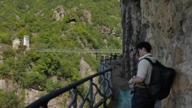 Nanxi Nehri 'nin Wenzhou, Zhejiang, Çin' deki turistik bölgesinde yürürken doğal manzara. Yüksek kalite 4k görüntü