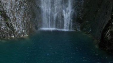 Nanxi Nehri 'nin Wenzhou, Zhejiang, Çin' deki turistik bölgesinde yürürken doğal manzara. Yüksek kalite 4k görüntü