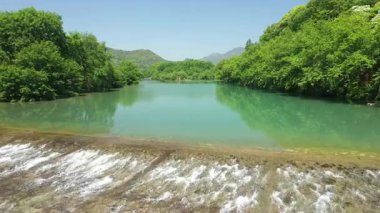 Wenzhou, Zhejiang, Çin 'deki Nanxi Nehri turistik bölgesindeki yüksek dağların ve nehrin havadan görünüşü. Yüksek kalite 4k görüntü