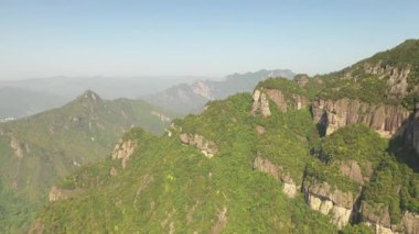 Wenzhou, Zhejiang, Çin 'deki Nanxi Nehri turistik bölgesinde yüksek dağların ve sabah sisinin havadan görünüşü. Yüksek kalite 4k görüntü