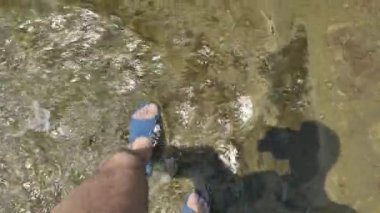 Nanxi Nehri 'nin Wenzhou, Zhejiang, Çin' deki turistik bölgesinde yürürken doğal manzara. Yüksek kalite 4k görüntü