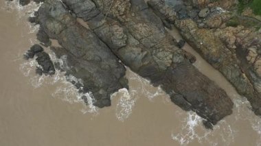 Çin 'in wenzhou şehrindeki kayalık altın kıyı şeridinin hava manzarası. Yüksek kalite 4k görüntü