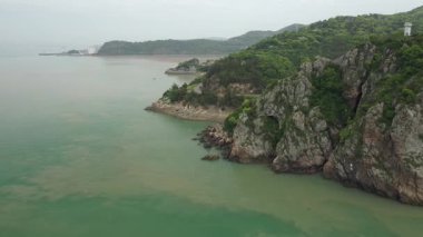 Çin 'in wenzhou şehrindeki kayalık altın kıyı şeridinin hava manzarası. Yüksek kalite 4k görüntü