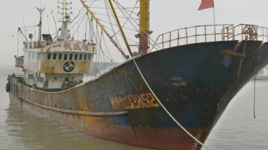 Taizhou, Zhejiang 'daki Yuhuan ilçesinde güzel kıyı manzaraları ve zengin deniz kültürü bulunur. Yüksek kalite 4k görüntü