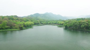 Batı Gölü, Hangzhou, Çin 'deki doğal manzara ve tekne manzarası. Yüksek kalite 4K görüntü. Yüksek kalite 4k görüntü