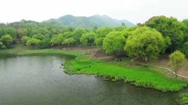 Batı Gölü, Hangzhou, Çin 'deki doğal manzara ve tekne manzarası. Yüksek kalite 4K görüntü. Yüksek kalite 4k görüntü