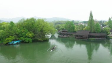 Batı Gölü, Hangzhou, Çin 'deki doğal manzara ve tekne manzarası. Yüksek kalite 4K görüntü. Yüksek kalite 4k görüntü