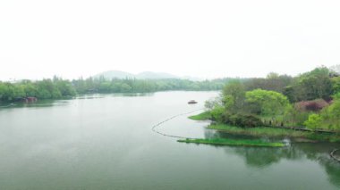 Batı Gölü, Hangzhou, Çin 'deki doğal manzara ve tekne manzarası. Yüksek kalite 4K görüntü. Yüksek kalite 4k görüntü
