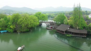 Batı Gölü, Hangzhou, Çin 'deki doğal manzara ve tekne manzarası. Yüksek kalite 4K görüntü. Yüksek kalite 4k görüntü