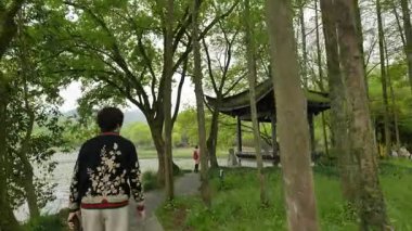 Batı Gölü kıyılarında muhafaza edilen tarihi ve doğal güzellik, Hangzhou Zhejiang Çin 'i cesaretlendirir. Yüksek kalite 4k görüntü