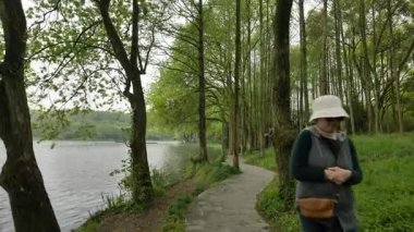 Batı Gölü kıyılarında muhafaza edilen tarihi ve doğal güzellik, Hangzhou Zhejiang Çin 'i cesaretlendirir. Yüksek kalite 4k görüntü