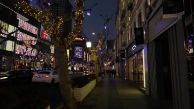 Şehir merkezinde sondaj yaparken Şangay şehrinin gece manzarası. Yüksek kalite 4k görüntü